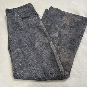 Sequined Patterned Pants
Perfect for a night out or to elevate a simple outfit!